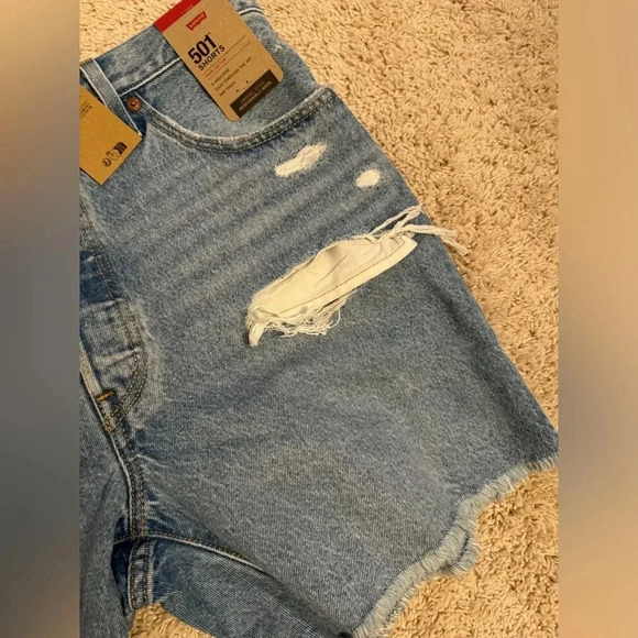 NWT Levi’s 501 distressed denim short - Picture 3 of 5